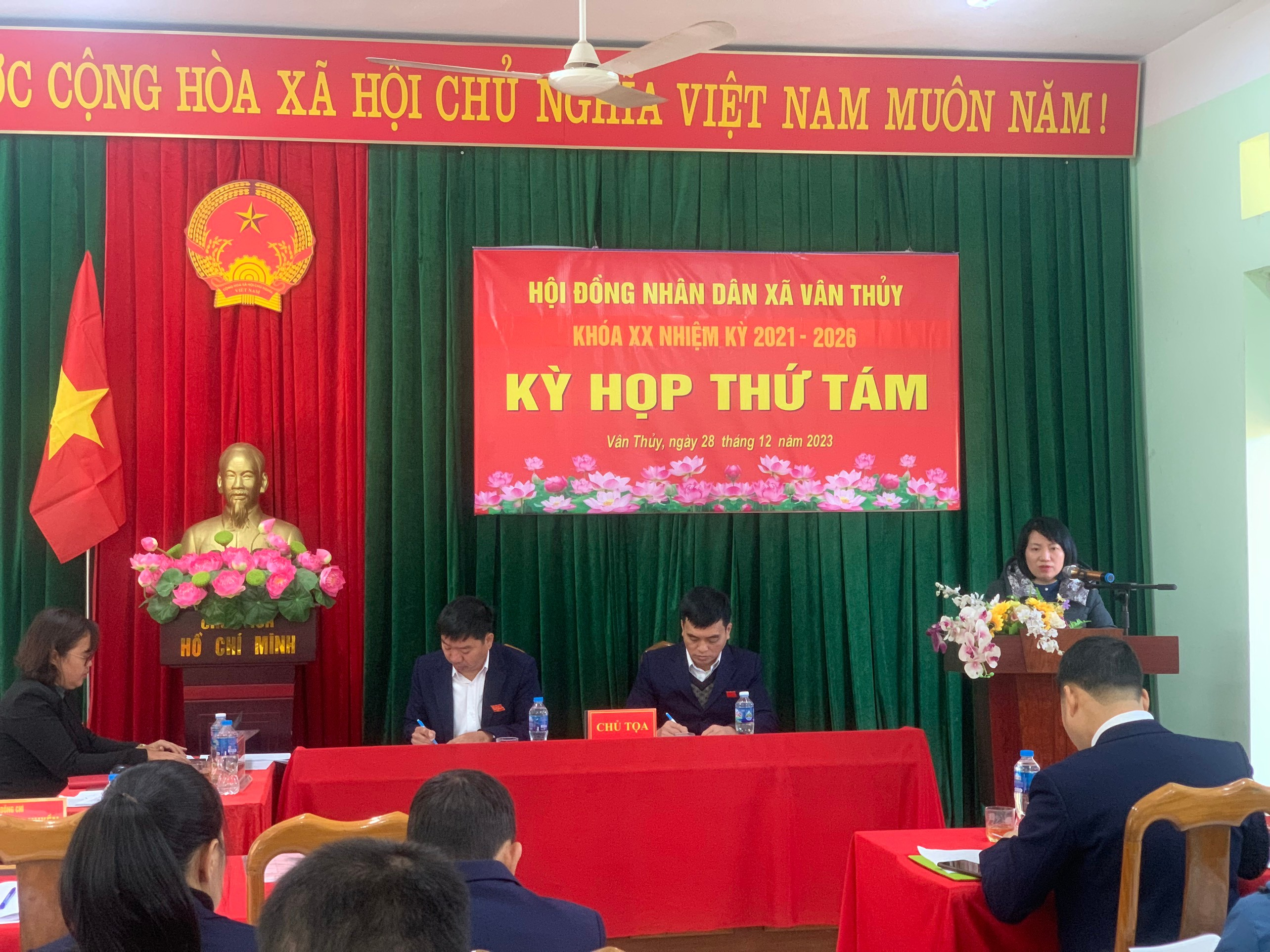 Đồng chí Nguyễn Mai Huyền – HUV, Trưởng Ban KT-XH HĐND huyện phát biểu tại kỳ họp
