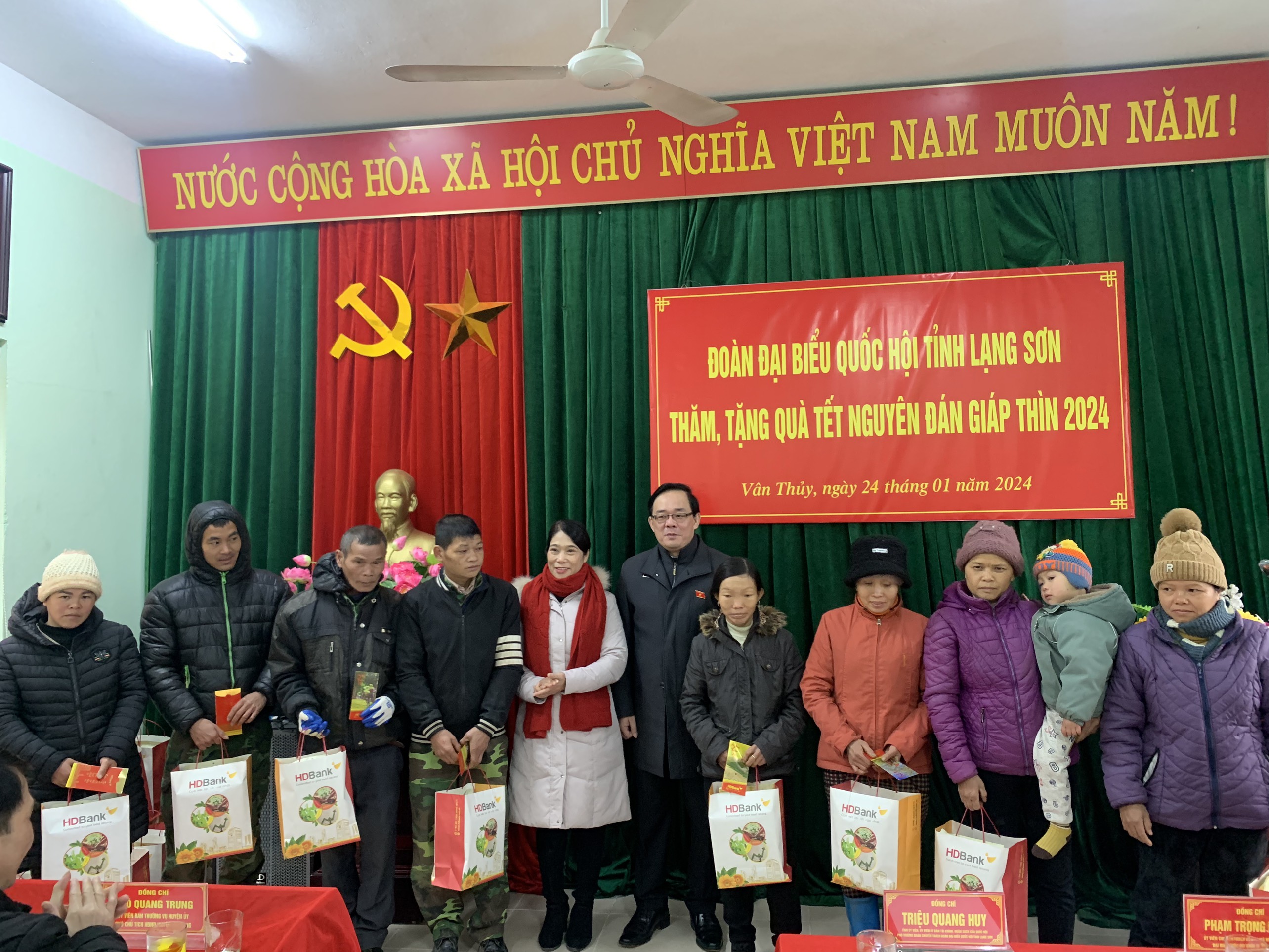 Đoàn Đại biểu Quốc hội tỉnh Lạng Sơn tặng quà cho các hộ gia đình thuộc diện hộ nghèo của xã